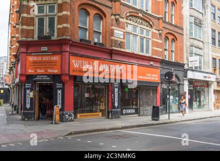 Negozio di chitarra Wunjo in Denmark Street in una giornata di sole. Londra Foto Stock