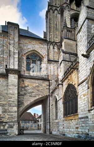 Cattedrale di Saint Étienne, Bourges, Francia. Massiccia struttura ad arco rampante che sostiene una delle torri sul lato sud. (13 ° secolo). Foto Stock