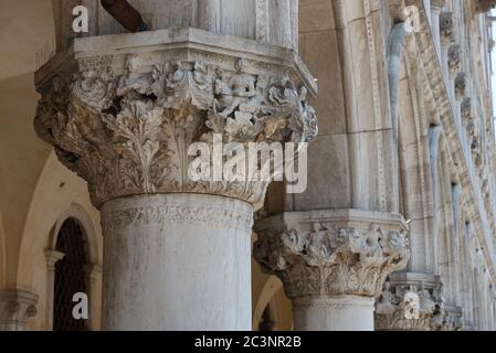 Parte della facciata del Palazzo Ducale di Venezia mostra durante il giorno la dettagliata architettura gotica Foto Stock