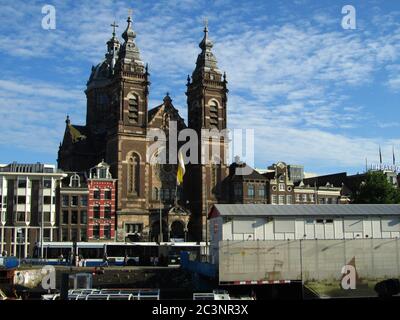 AMSTERDAM, PAESI BASSI - 22 luglio 2012: Chiesa cristiana con due alte guglie campanili al centro della capitale olandese di Amsterdam, Paesi Bassi Foto Stock