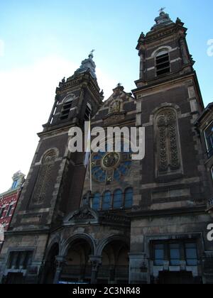 AMSTERDAM, PAESI BASSI - 22 luglio 2012: Chiesa cristiana con due alte guglie campanili al centro della capitale olandese di Amsterdam, Paesi Bassi Foto Stock