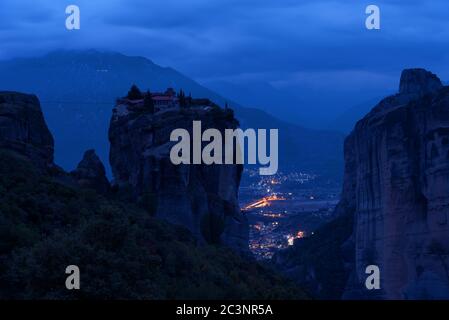 Monastero della Trinità Santa, Meteora, Grecia. Sito patrimonio dell'umanità dell'UNESCO. Paesaggio epico con tempio al bordo della scogliera a sfondo cielo drammatico durante Foto Stock