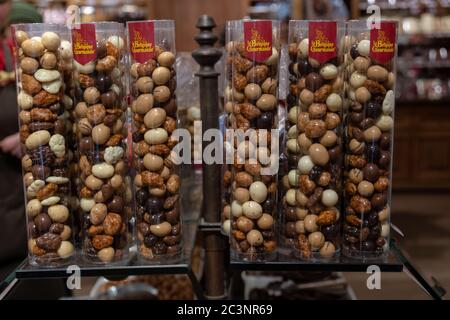 Bruges, Belgio 02/29/2020. Messa a fuoco selettiva, primo piano sulle praline belghe Foto Stock