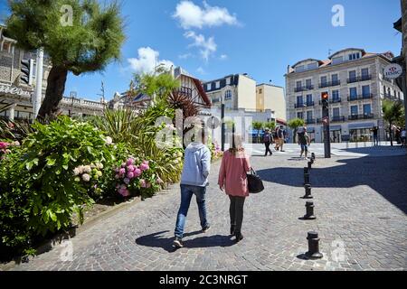 Biarritz, Francia - 17 giugno 2018: Persone che camminano lungo il marciapiede, soleggiato giorno estivo Foto Stock