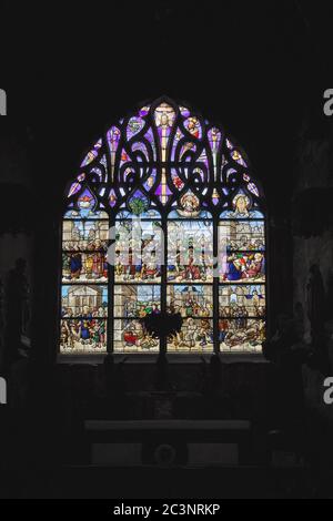 Cattedrale di Saint Étienne, Bourges, Francia. Quasi tutte le vetrate hanno un'iconografia teologicamente molto complessa. Foto Stock