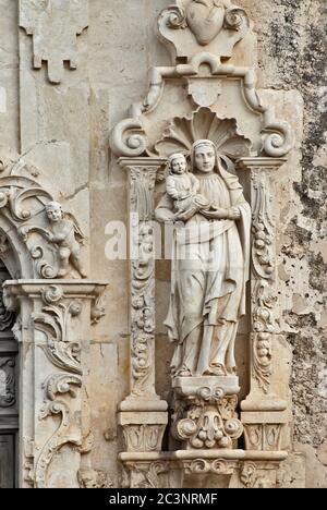 Sant'Anna che tiene la Maria infante, sculture alla facciata della chiesa a Missione San Jose a San Antonio, Texas, Stati Uniti Foto Stock