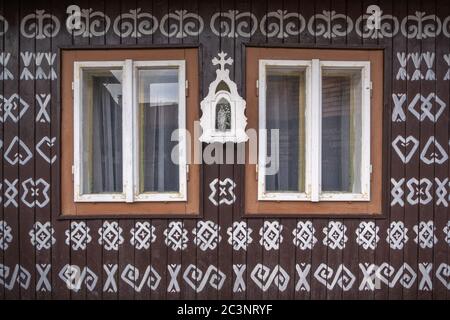 Vecchie case di legno in Slovacchia, villaggio dell'UNESCO Cicmany. Gli ornamenti di Cicmany, e il modello popolare slovacco. Foto Stock