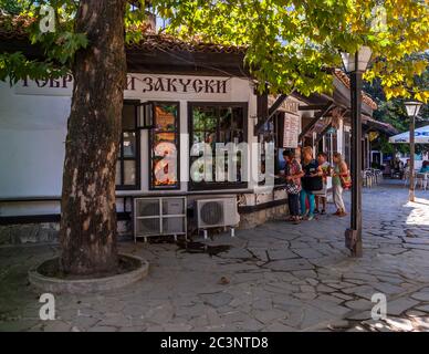 Coda di acquirenti di fronte a una panetteria a Dobrich, Bulgaria Foto Stock