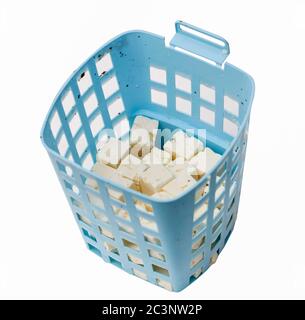 Cestino con cubetti di formaggio feta isolati su sfondo bianco. Cibo sano Foto Stock