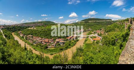 Fortezza di Tsarevets a Veliko Tarnovo in una bella giornata estiva, Bulgaria Foto Stock