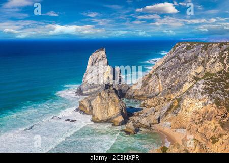 Cabo da Roca. Scogliere e rocce sulla costa atlantica a Sintra in una bella giornata estiva, il Portogallo Foto Stock