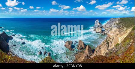 Cabo da Roca. Scogliere e rocce sulla costa atlantica a Sintra in una bella giornata estiva, il Portogallo Foto Stock
