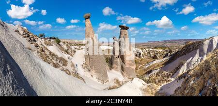 Tre Graces (tre bellissime) colline rocciose nella valle del Devrent in Cappadocia, Nevsehir, Turchia in una bella giornata estiva Foto Stock