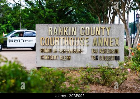 Brandon, MS / USA - 20 giugno 2020: Cartello del tribunale della contea di Rankin nel centro di Brandon, MS, con auto di polizia in background Foto Stock