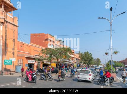 Negozi su Hawa Mahal Rd nella città vecchia, Jaipur, Rajasthan, India Foto Stock