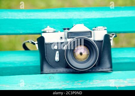 Vecchia fotocamera retrò su tavole di legno d'epoca. Sfondo astratto. Foto Stock