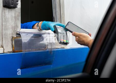 06.21.2020 Russia Mosca NFC pagamento a pagamento. Strada a pedaggio Foto Stock