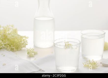 Bevanda di fiori di sambuco sul bicchiere da bere . Estate sana bevanda naturale aromatizzata. Orientamento orizzontale. Foto Stock