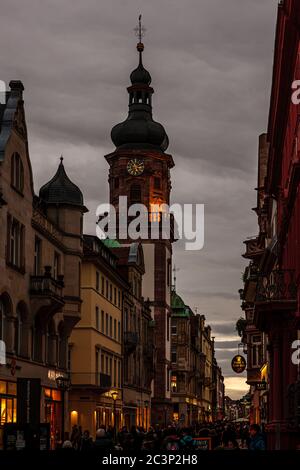 Heidelberg, Germania, 22 febbraio 2020: Pedoni nella "Hauptstrasse" nel centro storico di Heidelberg al crepuscolo Foto Stock