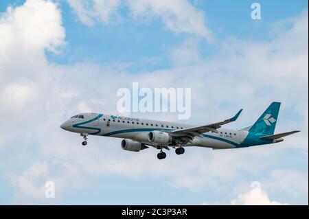 Air Dolimiti Embraer E195 i-ADJQ Regional Aircraft in avvicinamento all'aeroporto EDDF di Francoforte, Germania Foto Stock