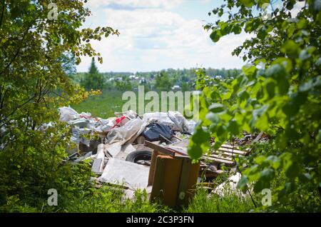 Primavera nella foresta russa. Inquinamento ambientale. Rifiuti in discarica vicino alla foresta. Foto Stock