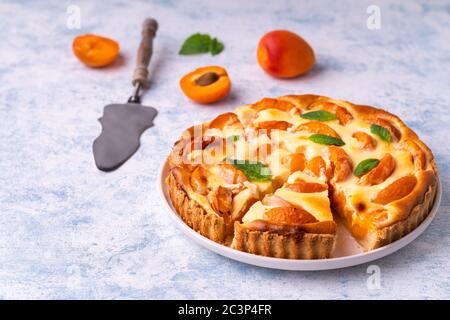Crostata di mascarpone di albicocca su sfondo blu. Foto Stock