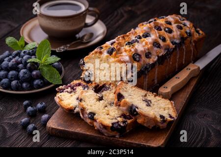Torta di mirtilli fatta in casa e una tazza di caffè. Foto Stock