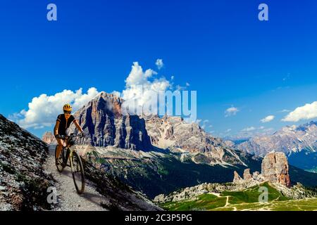 Donna in bicicletta nel paesaggio delle Dolomiti. Girl ciclismo MTB enduro pista. Attività sportive all'aperto. Foto Stock