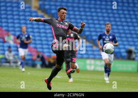 Cardiff, Regno Unito. 21 Giugno 2020. Ben White di Leeds si è Unito in azione. EFL Skybet Championship, Cardiff City contro Leeds Utd al Cardiff City Stadium domenica 21 giugno 2020. Questa immagine può essere utilizzata solo per scopi editoriali. Solo per uso editoriale, licenza richiesta per uso commerciale. Non si può usare nelle scommesse, nei giochi o nelle pubblicazioni di un singolo club/campionato/giocatore. pic di Andrew Orchard/Andrew Orchard sport photography/Alamy Live news Credit: Andrew Orchard sports photography/Alamy Live News Foto Stock