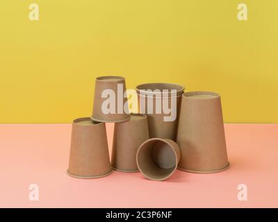 Stoviglie monouso biodegradabili su sfondo giallo e rosa. Foto Stock