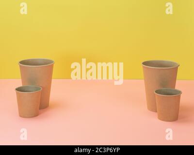 Utensili da cucina ecologici su sfondo rosa e giallo. Foto Stock