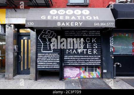 Un murale Black Lives Matter dipinto sul cancello roll down della pasticceria Sweet Generation nel quartiere East Village di Manhattan a New York City Foto Stock