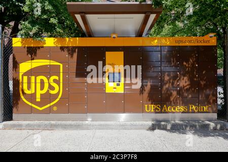 Un armadietto UPS Access Point a lato marciapiede a Brooklyn, New York, per una consegna automatica sicura dei pacchi senza contatto. Foto Stock