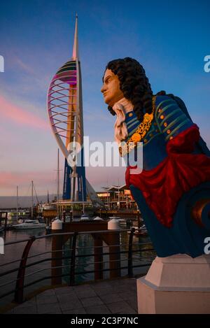 Portsmouth la testa di HMS Marlborough incornicia la Spinnaker Tower a Gunwharf Quays a Portsmouth, Hampshire, Inghilterra, Regno Unito Foto Stock