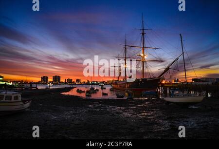 Harrior dell'HMS sull'dura a Portsmouth, Hampshire, Inghilterra. Foto Stock