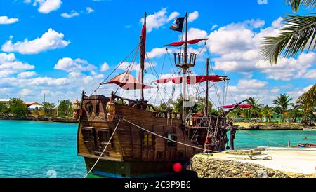 Nave pirata nel mare dei caraibi nella repubblica dominicana Foto Stock