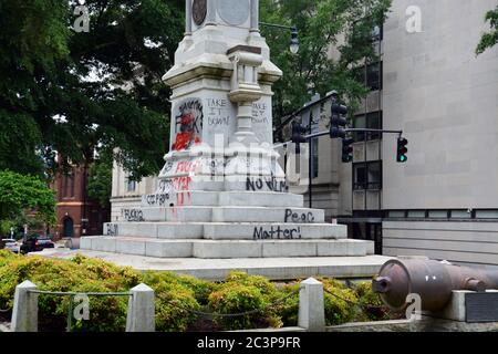 Raleigh, NC, Stati Uniti 20 giugno 2020 - Graffiti copre la base del memoriale della Guerra civile Confederata dopo settimane di proteste scatenate dall'uccisione della polizia di George Floyd. La notte prima che i manifestanti riuscisse a staccare due figure dalla colonna alta 75 piedi e la mattina seguente il governatore del NC ordinò che esso e altri due monumenti confederati siano rimossi dai terreni del vecchio palazzo del Campidoglio. Foto Stock