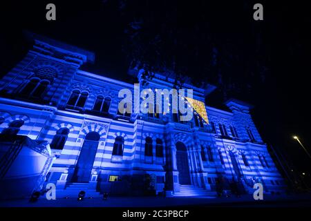 Il municipio di Sarajevo è illuminato con i colori dell'UE e della Bosnia Ed Erzegovina Foto Stock