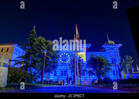 Il municipio di Sarajevo è illuminato con i colori dell'UE e della Bosnia Ed Erzegovina Foto Stock