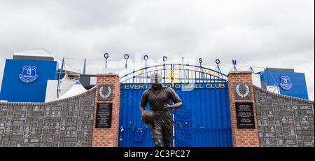 Statua di Dixie Dean di fronte al Wall of Fame, fuori dalla casa dell'Everton FC in Inghilterra, visto nel giugno 2020. Foto Stock
