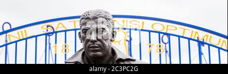 Il raccolto letterbox della statua Dixie Dean vista fuori dalla casa di Everton FC (Inghilterra), raffigurata nel giugno 2020. Foto Stock