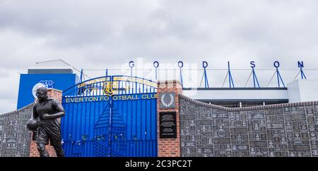 Statua di Dixie Dean di fronte al Wall of Fame, fuori dalla casa dell'Everton FC in Inghilterra, visto nel giugno 2020. Foto Stock