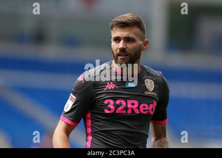 Cardiff, Regno Unito. 21 Giugno 2020. Stuart Dallas di Leeds United guarda. EFL Skybet Championship, Cardiff City contro Leeds Utd al Cardiff City Stadium domenica 21 giugno 2020. Questa immagine può essere utilizzata solo per scopi editoriali. Solo per uso editoriale, licenza richiesta per uso commerciale. Non si può usare nelle scommesse, nei giochi o nelle pubblicazioni di un singolo club/campionato/giocatore. pic di Andrew Orchard/Andrew Orchard sport photography/Alamy Live news Credit: Andrew Orchard sports photography/Alamy Live News Foto Stock