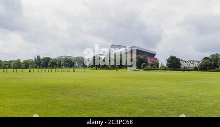 Il nuovo gigantesco stand principale allo stadio Anfield visto sopra la linea di alberi che circonda Stanley Park a Liverpool, lo spazio verde che si separa Foto Stock