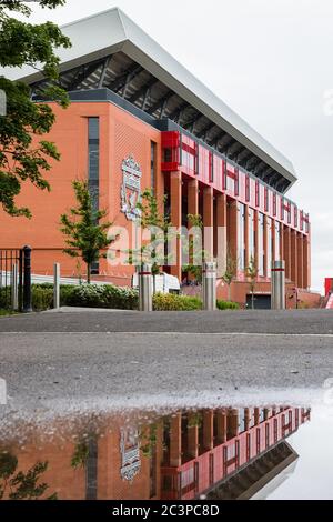 Nuovo e gigantesco stand principale dello stadio Anfield (sede del Liverpool FC) visto in Inghilterra nel giugno 2020 riflettendosi in un pozze d'acqua. Foto Stock