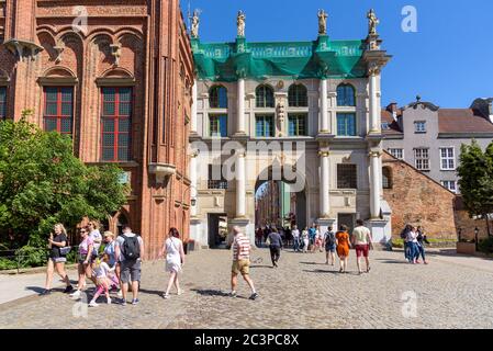 Gdansk, Polonia - 14 giugno 2020: La gente entra nella città vecchia di Gdansk attraverso la porta d'oro Foto Stock