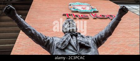 Raccolta di lettere della statua di Bill Shankly allo stadio Anfield a Liverpool (Inghilterra), vista nel giugno 2020. Foto Stock