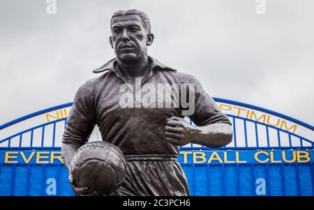 Guardando verso l'alto la statua di Dixie Dean di fronte al Wall of Fame fuori della casa dell'Everton FC in Inghilterra visto nel giugno 2020. Foto Stock