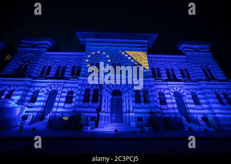 Il municipio di Sarajevo è illuminato con i colori dell'UE e della Bosnia Ed Erzegovina Foto Stock