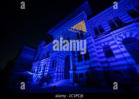 Il municipio di Sarajevo è illuminato con i colori dell'UE e della Bosnia Ed Erzegovina Foto Stock